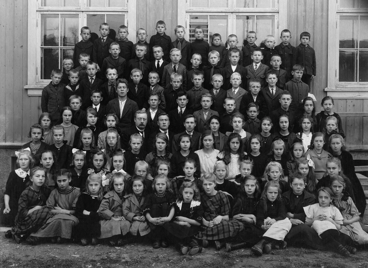 Hvittingfoss skole 1921

"Fra venstre"
1. rekke Kolbjørn Grøtterud, Martin Grøtterud, Paul Gravdal, Erling Larsen, Gustav Gravdal, Håkon Gulli, Olai Grønvold, Roald Grønvold, Arvid Bekkeli, Håkon Svinterud, Oddvar Gulli, Rolf Enersen, Olav Berg,

2. rekke Sigurd Svinterud, Ole Holtan, Bjarne Myhrvold, Ottar Windsvold, Lorens Borge, Harald Larsen, Sigurd Bekkeli, Einar Gulli, Einar Bekkeli, Abraham Eid, Arnfin Myrvold

3. rekke Torstein Aas, Rolf Pytte,Haavald Grøtterud, Bjarne Granbo, Ingjald Eid, Kolfinn Trandum, Asbjørn Andersen, Martin Paalsen, Klaus Gjuv,Jan Gulli, Oskar Svinterud, Hans Styrmo, Paal Paalsen.

4. rekke Ragnar Skrede, Halvor Bjerknes, Rudolf Mortensen, Lars Svintcrud, Otto Syversen, Thor Waal, Asbjørn Rudenskjold, Jan Svinterud, Harald Hansen, Eldrid Gulli, Gudrun Bolstad.

5. rekke Else Windsvold Helfrid Sand, Magnhild Andersen, Martha Borgersen, Margit Fosshaug, Kristine Halvorsen, Kari Gjuv, Rakel Grønvold.

LM.J. Skrede, Olav Mandt, Kjetil Rue, Margit Foss,Astrid Lie.) lærerne

6. rekke Magna Braathen, Bergliot Sørensen, Astrid Pytte, Thorbjørg Aas, Asta Holtan, Svanaug Foss, Martha Berg, Martha Holtan, Else Solberg, Olette Grønvold, Rakel Halvorsen, Marie Gjuv, Sigrid Gulli, Kristine Larsen

7. rekke Maja Gulli, Maja Grøtterud, Oddbjørg Møllebakken, Maren Grønvold, Solveig Enersen, Ingeborg Borge, Aslaug Foss, Lilly Fosshaug, Astrid Andersen, Martha Bjerknes, Gudrun Andersen, Klara Haugen, Ester?

8. rekke Mary Styrmo, Marie Syversen, Ingeborg Aas, Astrid Møllebakken, Rakel Møllebakken, Ragnhild Sørensen, Solveig Hansen, Marit Foss, Sigrid Jørnsen, Hedvig Grønvold, Ruth Grønvold, Helene Granbo, Maren Regine Windsvold.