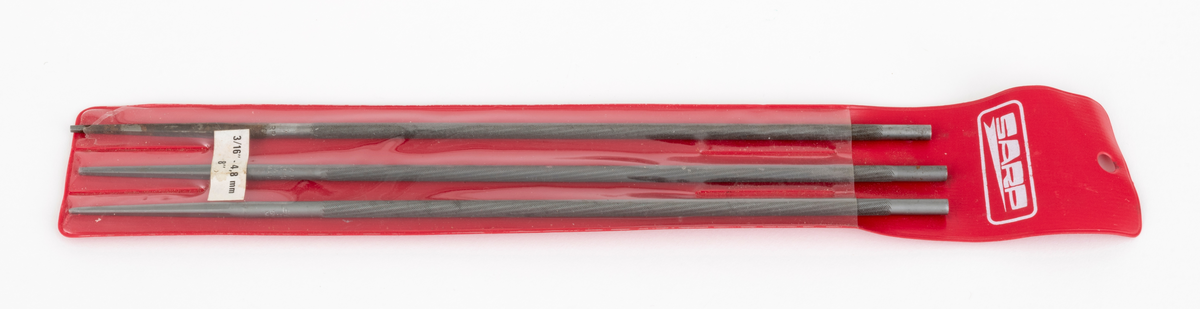 Tre filer, rundfiler, konstruert for kvessing av skjæretenner til skovltannkjeder på motorsager. Filene ligger en plastikkholder med rødt bakstykke og gjennomsiktig plast foran. Den gjennomsiktige plasten er inndelt i tre rom. Plastikkholderens bakstykke har varemerket Sarp påtrykt med hvite bokstaver øverst. Det er hull for oppheng av holderen. (Trolig for oppheng i butikkhylle.) To av filene i "pakka" er merket Sarp, mens den tredje er merket Stihl. Alle filene er 4,8 millimeter i diameter.  To av filene framstår som ubrukte, mens den tredje er tilnæremet ubrukt. 


[For mer informasjon om filing av sagkjeder, se skannet litteratur vedlagt under fanen "Referanser til filer".]