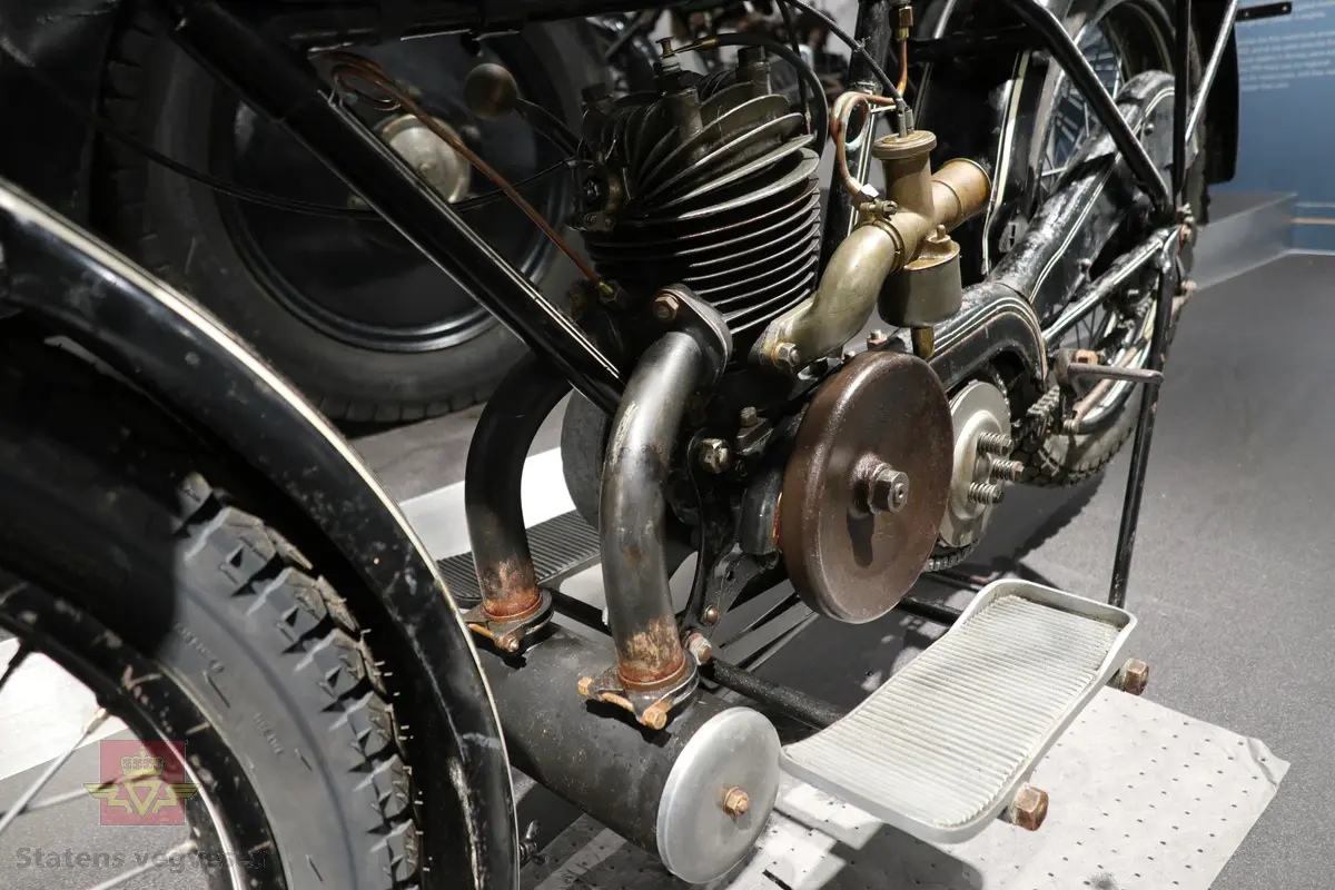 Atlanta. Motorsykkel, svart med hvit staffering. Motoren er en ensylindret bensindrevet forbrenningsmotor fra Villiers med et sylindervolum på 342 ccm (350) og en effekt på 8-12 hk. Albion 3-gir med clutch og kick starter. Sykkelen mangler noen deler. Atlanta med Villiers motor benevnes gjerne som Atlanta-Villiers. Merkingen CZ på veivhuset og Mark IXB på sylinder beviser at dette er en Villiers på 342 ccm fra perioden 1926-1929 (trolig org. motoren).
