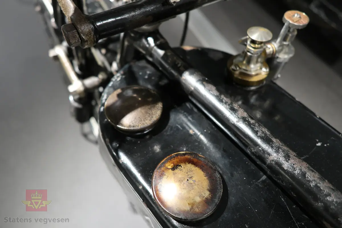 Atlanta. Motorsykkel, svart med hvit staffering. Motoren er en ensylindret bensindrevet forbrenningsmotor fra Villiers med et sylindervolum på 342 ccm (350) og en effekt på 8-12 hk. Albion 3-gir med clutch og kick starter. Sykkelen mangler noen deler. Atlanta med Villiers motor benevnes gjerne som Atlanta-Villiers. Merkingen CZ på veivhuset og Mark IXB på sylinder beviser at dette er en Villiers på 342 ccm fra perioden 1926-1929 (trolig org. motoren).
