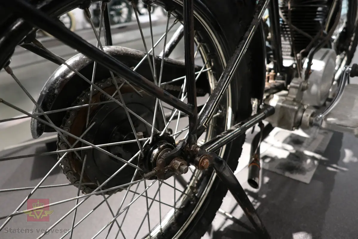 Atlanta. Motorsykkel, svart med hvit staffering. Motoren er en ensylindret bensindrevet forbrenningsmotor fra Villiers med et sylindervolum på 342 ccm (350) og en effekt på 8-12 hk. Albion 3-gir med clutch og kick starter. Sykkelen mangler noen deler. Atlanta med Villiers motor benevnes gjerne som Atlanta-Villiers. Merkingen CZ på veivhuset og Mark IXB på sylinder beviser at dette er en Villiers på 342 ccm fra perioden 1926-1929 (trolig org. motoren).