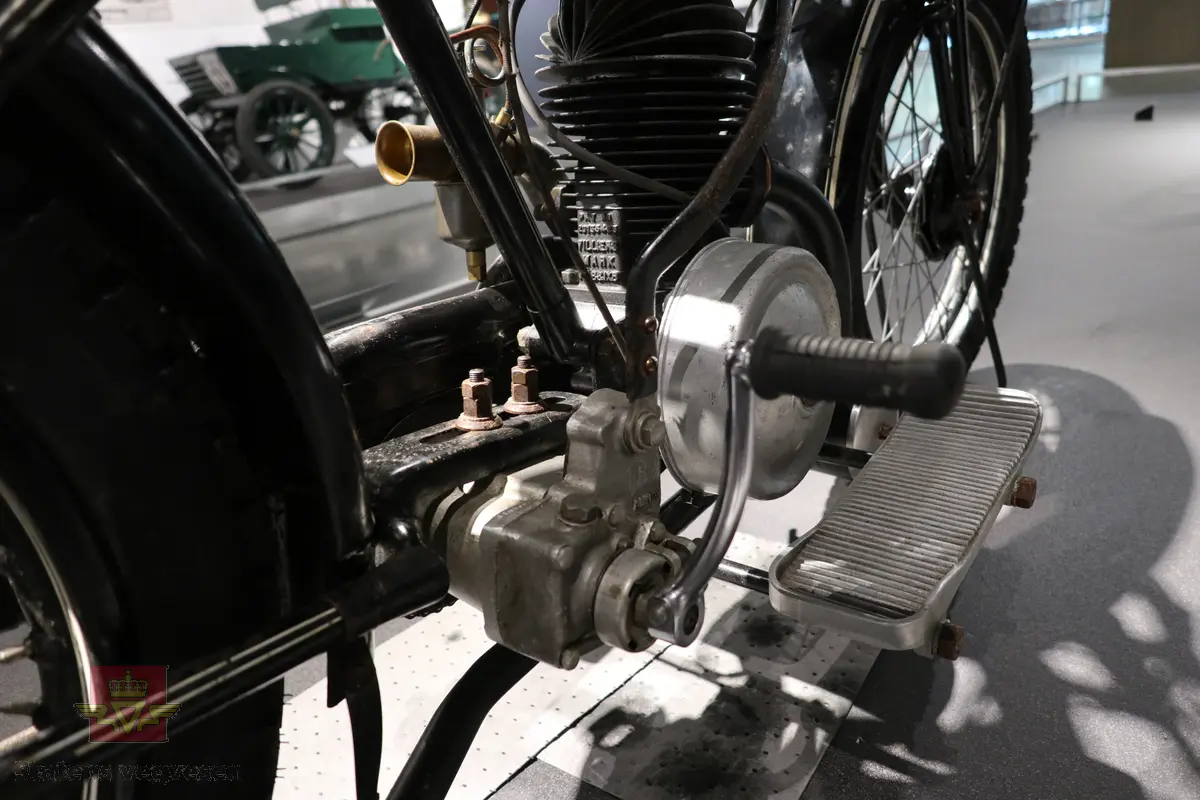 Atlanta. Motorsykkel, svart med hvit staffering. Motoren er en ensylindret bensindrevet forbrenningsmotor fra Villiers med et sylindervolum på 342 ccm (350) og en effekt på 8-12 hk. Albion 3-gir med clutch og kick starter. Sykkelen mangler noen deler. Atlanta med Villiers motor benevnes gjerne som Atlanta-Villiers. Merkingen CZ på veivhuset og Mark IXB på sylinder beviser at dette er en Villiers på 342 ccm fra perioden 1926-1929 (trolig org. motoren).