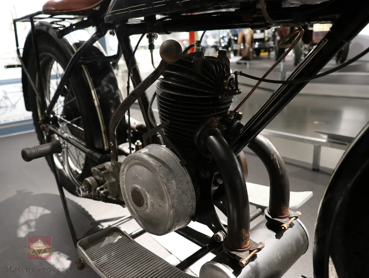 Atlanta. Motorsykkel, svart med hvit staffering. Motoren er en ensylindret bensindrevet forbrenningsmotor fra Villiers med et sylindervolum på 342 ccm (350) og en effekt på 8-12 hk. Albion 3-gir med clutch og kick starter. Sykkelen mangler noen deler. Atlanta med Villiers motor benevnes gjerne som Atlanta-Villiers. Merkingen CZ på veivhuset og Mark IXB på sylinder beviser at dette er en Villiers på 342 ccm fra perioden 1926-1929 (trolig org. motoren).
