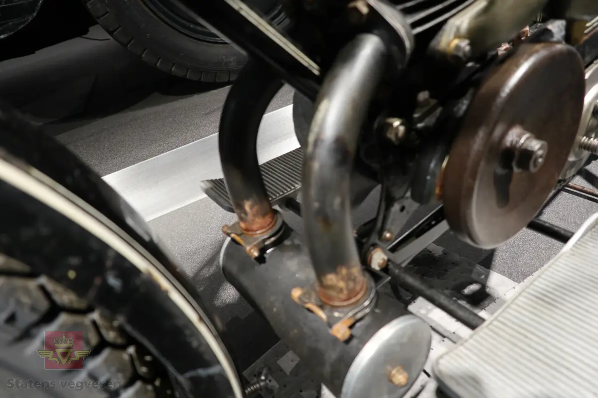 Atlanta. Motorsykkel, svart med hvit staffering. Motoren er en ensylindret bensindrevet forbrenningsmotor fra Villiers med et sylindervolum på 342 ccm (350) og en effekt på 8-12 hk. Albion 3-gir med clutch og kick starter. Sykkelen mangler noen deler. Atlanta med Villiers motor benevnes gjerne som Atlanta-Villiers. Merkingen CZ på veivhuset og Mark IXB på sylinder beviser at dette er en Villiers på 342 ccm fra perioden 1926-1929 (trolig org. motoren).