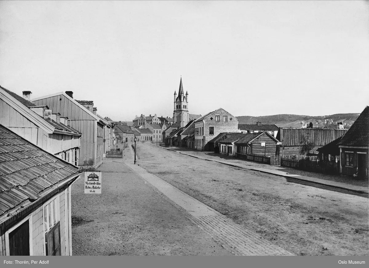 gateløp, trehusbebyggelse, firmaskilt, Grønland kirke