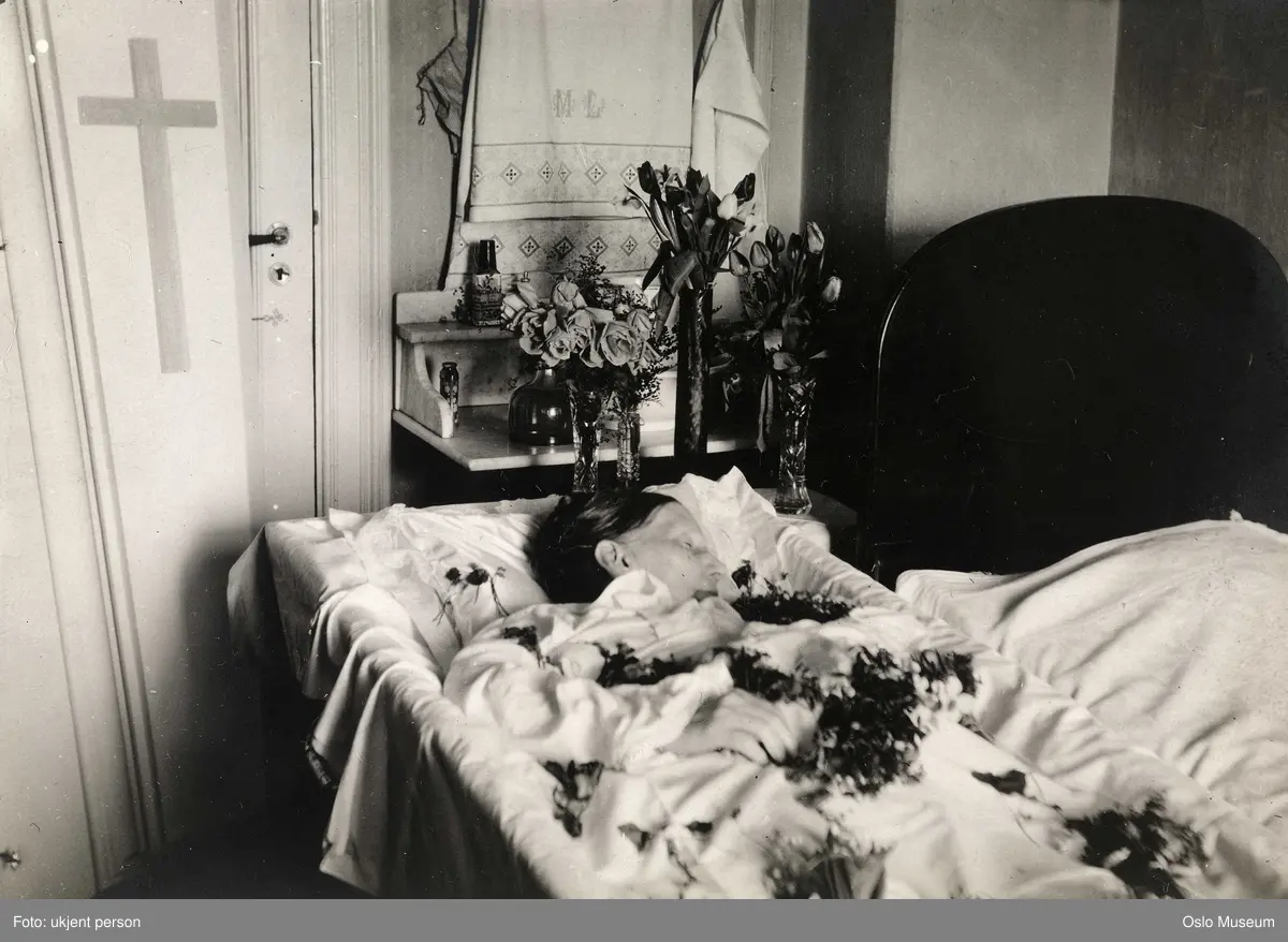 stue, post mortem-portrett, kvinne, åpen kiste, blomster