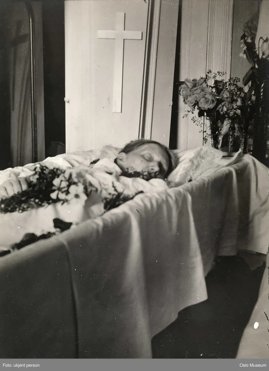 stue, post mortem-portrett, kvinne, åpen kiste, blomster