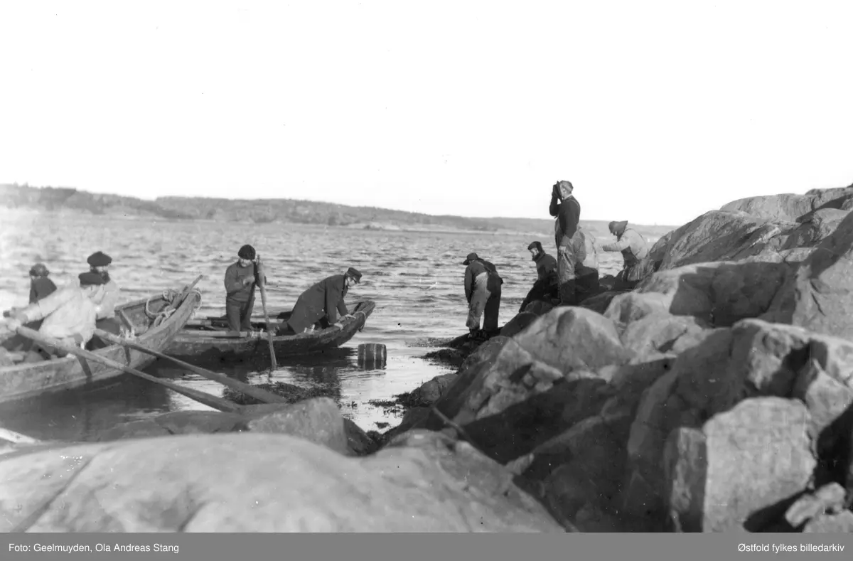 Sildefiske på Hvaler ca. 1890. Noen av fiskerne har på seg skotteluer, de seilte på Skottland og England. Vadfiske.
Kan muligens være vedøstre Damholmen?