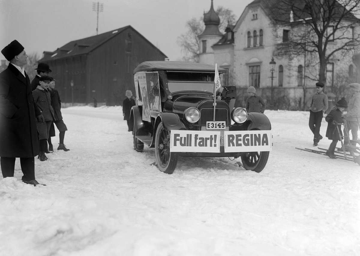 Biografen Regina i Linköping gör reklam för filmen Full fart med Charles Hutchison i huvudrollen. På bilden har bilen parkerats på Magsinstorget. Tiden är omkring 1925.