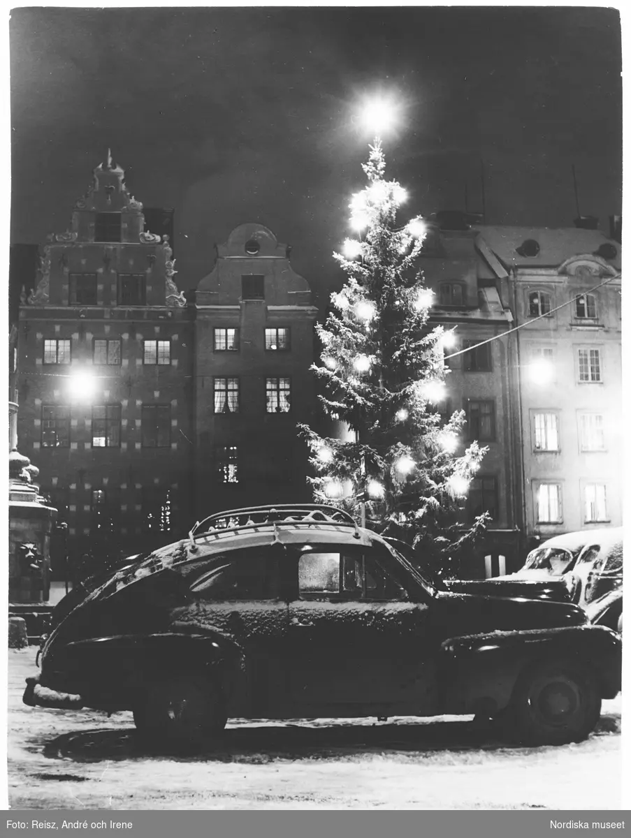 Stockholm. Julstämmning med pyntad gran på Stortorget i Gamla stan.