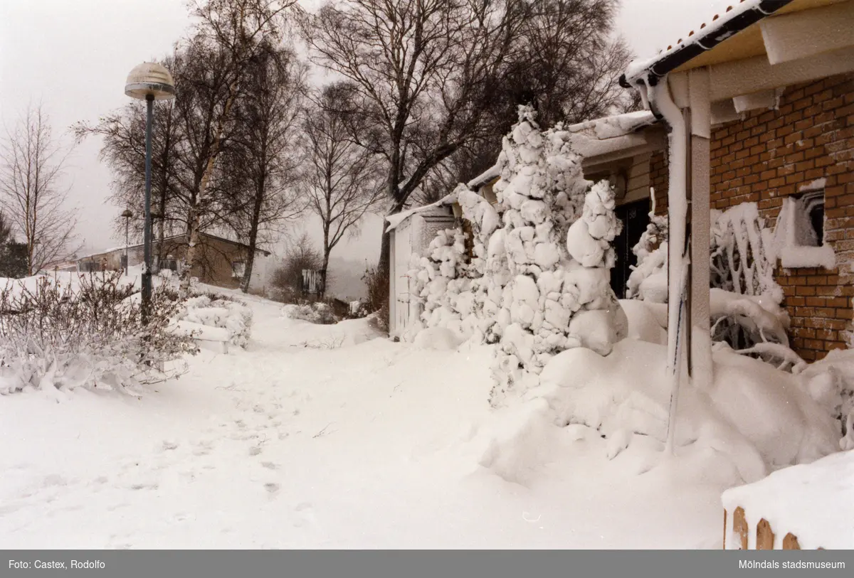 Snödrivor vid bostadshusen på Höjdgatan i Stensjöbacke, Mölndal, efter snöstormen den 17 november 1995.