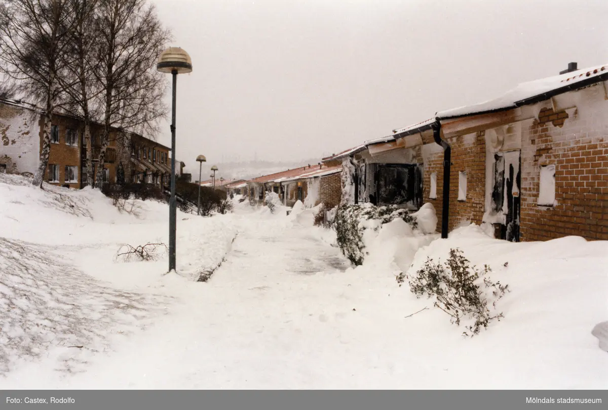 Snödrivor vid bostadshusen på Höjdgatan i Stensjöbacke, Mölndal, efter snöstormen den 17 november 1995.