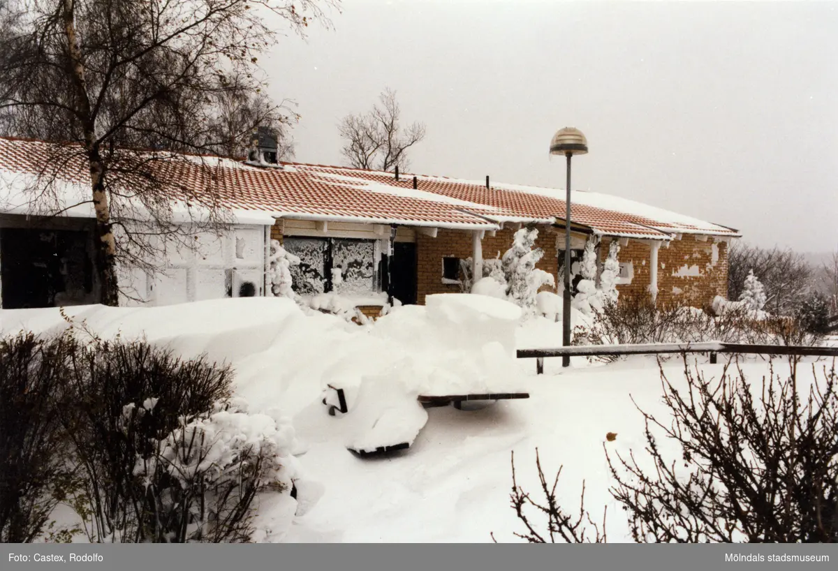 Snödrivor vid bostadshusen på Höjdgatan i Stensjöbacke, Mölndal, efter snöstormen den 17 november 1995.
