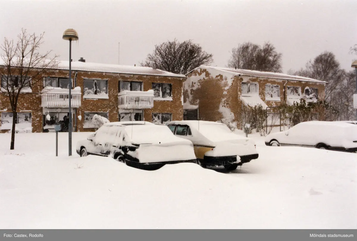 Snödrivor vid bostadshusen på Höjdgatan i Stensjöbacke, Mölndal, efter snöstormen den 17 november 1995. I förgrunden bilar på en parkeringsplats.