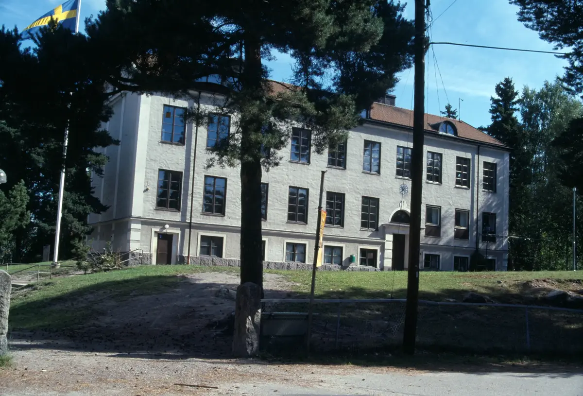 Näsby folkskola/Ytterbyskolan
Den första skolan i Näsby byggdes 1906. Senare tillkom den som idag kallas ”vita huset” 1926.  
Ytterligare en skolbyggnad invigdes 1944 och i samband med det bygget så revs skolhuset från 1906.
Skolan fortfarande i bruk och heter idag Ytterbyskolan ::
