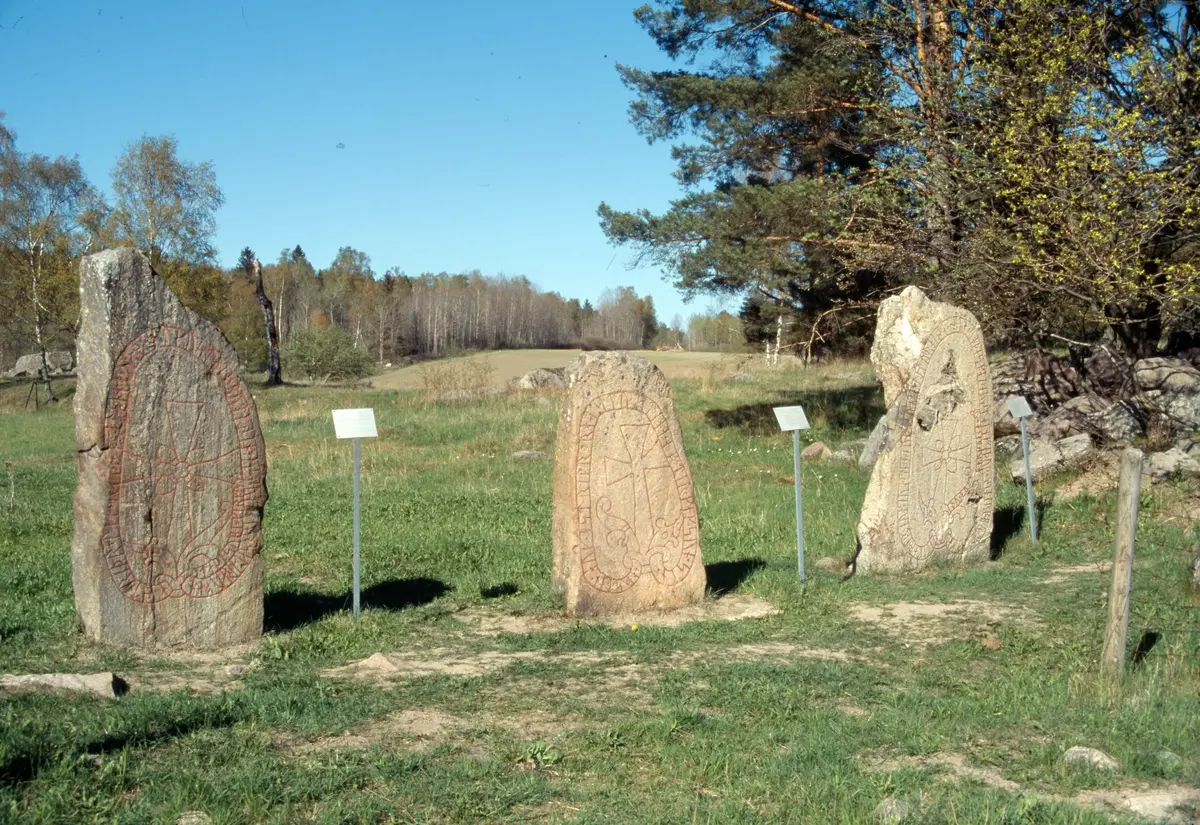 De tre runstenarna som tidigare stått som monument vid Bry bro. Nu flyttade till norra änden av fältet. T.v U136 den s.k. Pilgrimsstenen. "Estrid lät resa dessa stenar efter Östen sin man som drog till Jerusalem och dog borta i Grekland." I mitten U137 "Östen och Estrid reste stenarna efter Gag sin son" T.h. U135 "Ingefast och Östen och Sven läto resa dessa stenar efterÖsten sin fader och gjorde denna bro och denna hög".