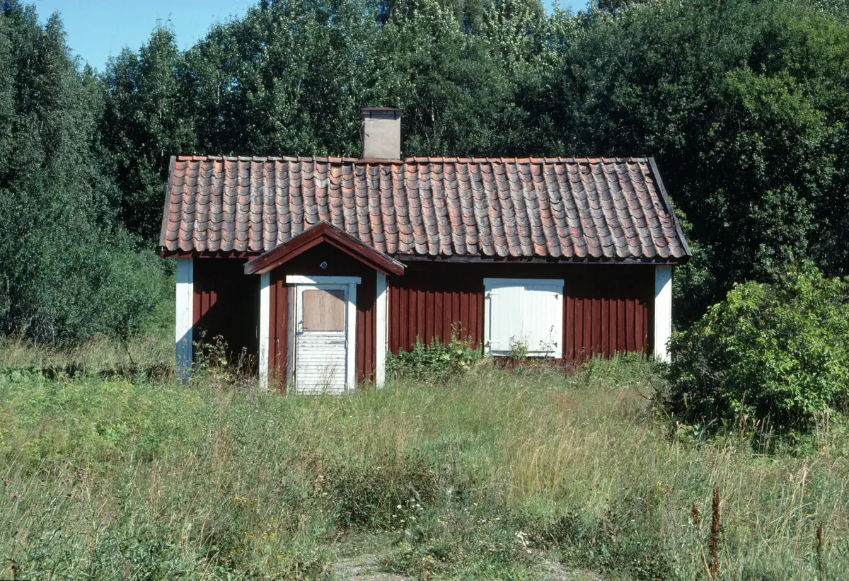 Dagsverkstorp under Hagby. Tidigare namn Kokörgårn och Gärdsgrind. Torpet upptaget  före 1790, Rivet 1992.  Var beläget invid den skarpa kurvan på Hagbyvägen, där skogen slutar och de öppna markerna tar vid.  Det har funnits två stugor,  en vid gårdsgrinden och en vid gärdesgrinden. 
Grindstugan innehöll två rum och farstu, var i  gott skick och väl värd att bevara.  Trots detta revs den. Namnet “Kokörgårn” lär ha uppkommit genom att några kor på Hagby gård hade dött och grävts ned vid Grindstugan.
Källa. THF nr 25 sid 116. ; Om torp/torpare allmänt, se relaterade objekt.