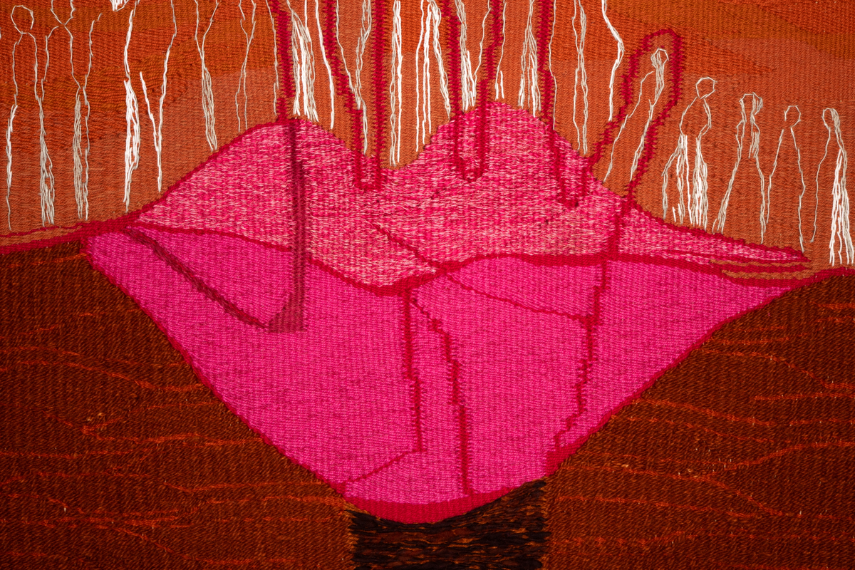 Håndvevd billedvev i tilnærmet kvadratisk format. Landskapslignende motiv i ulike nyanser av brunt, rødt og oransje med konturene av en stor hånd over rosa lepper. Hvitbroderte mennesker står/går i landskapet. Nederst i midten det internasjonale peace-merket.