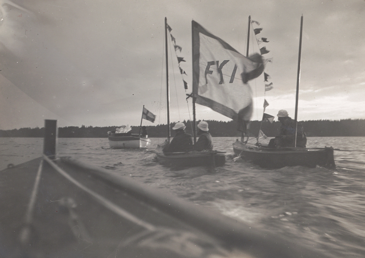 Segelkanoter från FKI (Föreningen för Kanotidrott) bogseras av motorbåt.