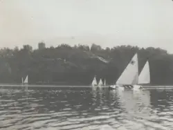 Segelkanoter, bl a Yrhättan, under kappsegling på Djurgårdsb