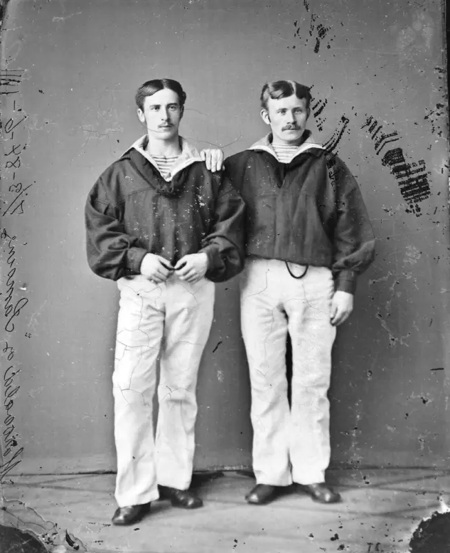 Et eksempel på sjømenn sannsynligvis tilknyttet et orlogsfartøy i 1884. Herrene heter Masvald og Samsing. Foto: Th. Larsen, Vestfoldmuseene.