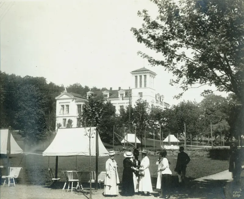 Fra parken ved Larvik bad omkring 1919. Parken bærer i dag navnet Badeparken og bygningen i bakgrunnen, Nedre Nanset, står der fremdeles. Foto: Anders Beer Wilse