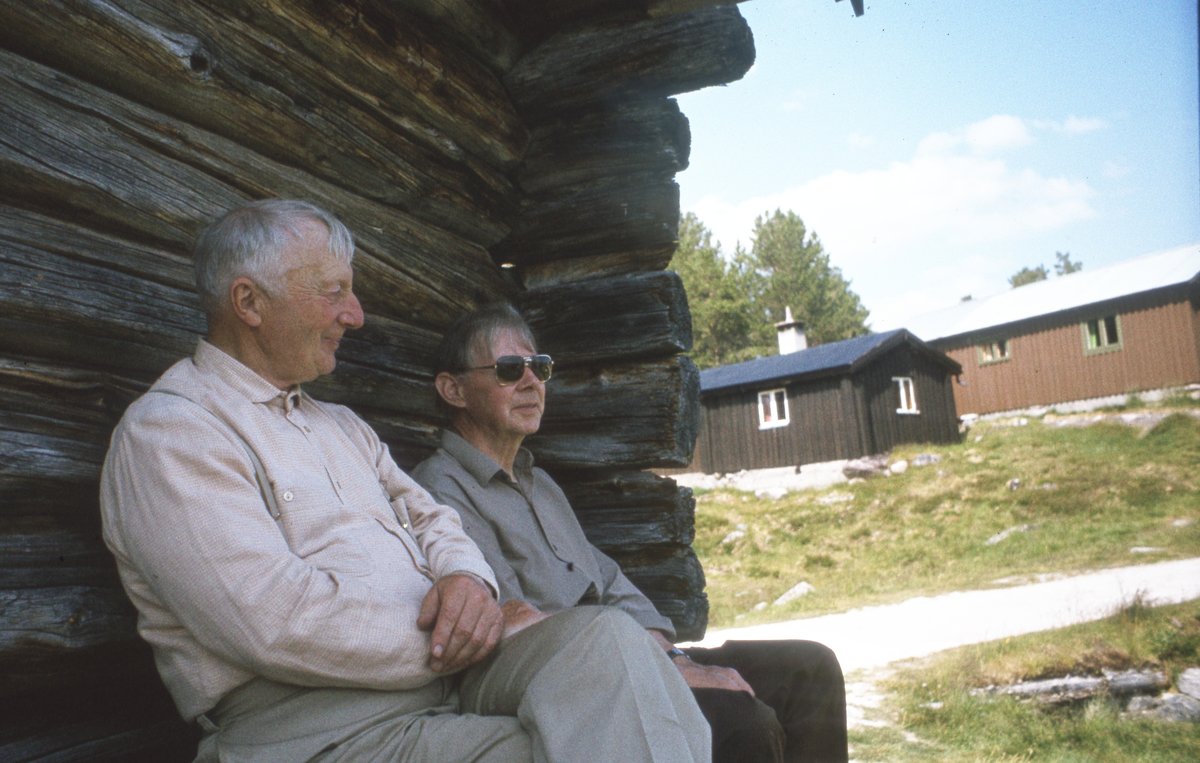 Mann og kvinne koser seg i hytteveggen