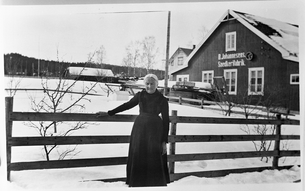 Josephine Nettum foran B. Johannesens snekkerfabrikk i Skreia.