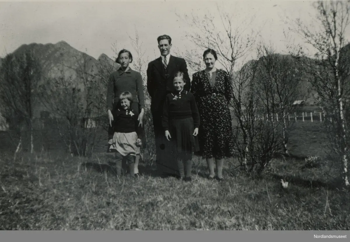 Fem personer fotografert på en eng. En mor med fire barn. Fra venstre bak: Karen Margrete ( f. 1924),  Karl (Kalle) Meyer (f. 1920) og moren Ingeborg, pikenavn Hansen, (f. 1895). Foran fra venstre: Anna Dortea (f. 1935) og Ingrid (f. 1929) Kristensen