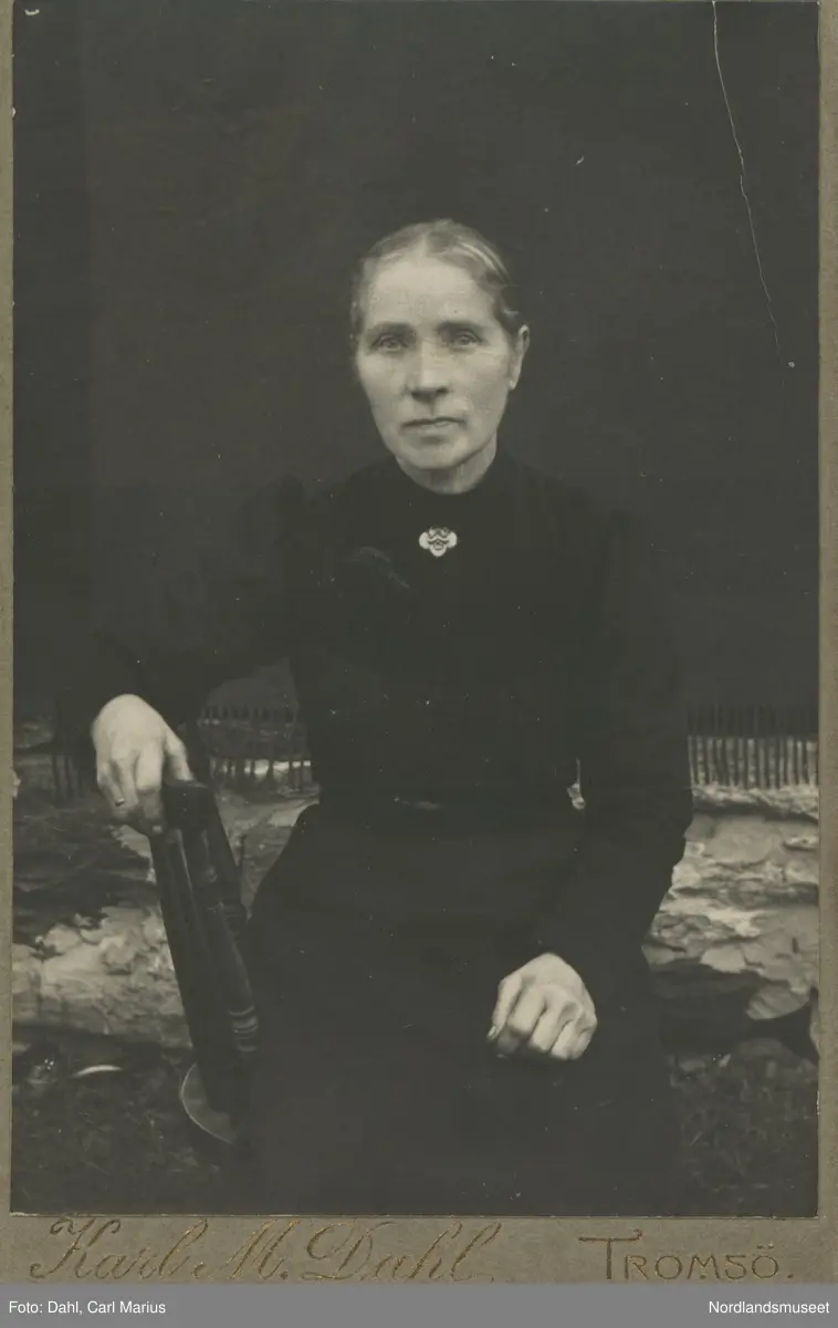 Portrett av Karoline Birgitte Jensdtr. (f. 1854) fra Røtnes på Engeløya i Steigen.