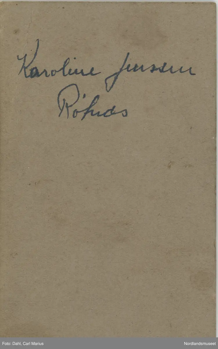 Portrett av Karoline Birgitte Jensdtr. (f. 1854) fra Røtnes på Engeløya i Steigen.