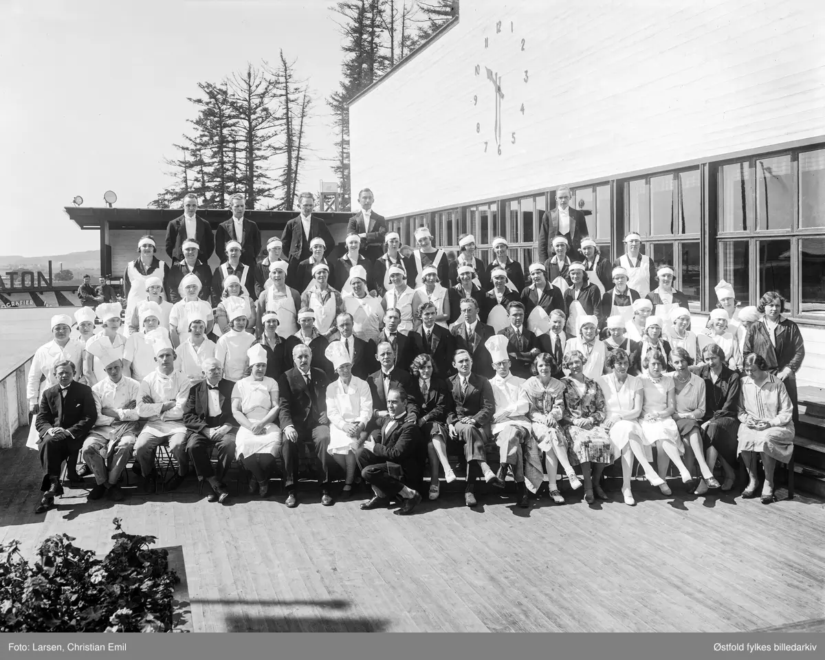 Østfoldutstillingen i Sarpsborg 1930. Personalet er oppstilt i en stor gruppe utenfor hovedrestauranten.
To linselus tll venstre i bildet.