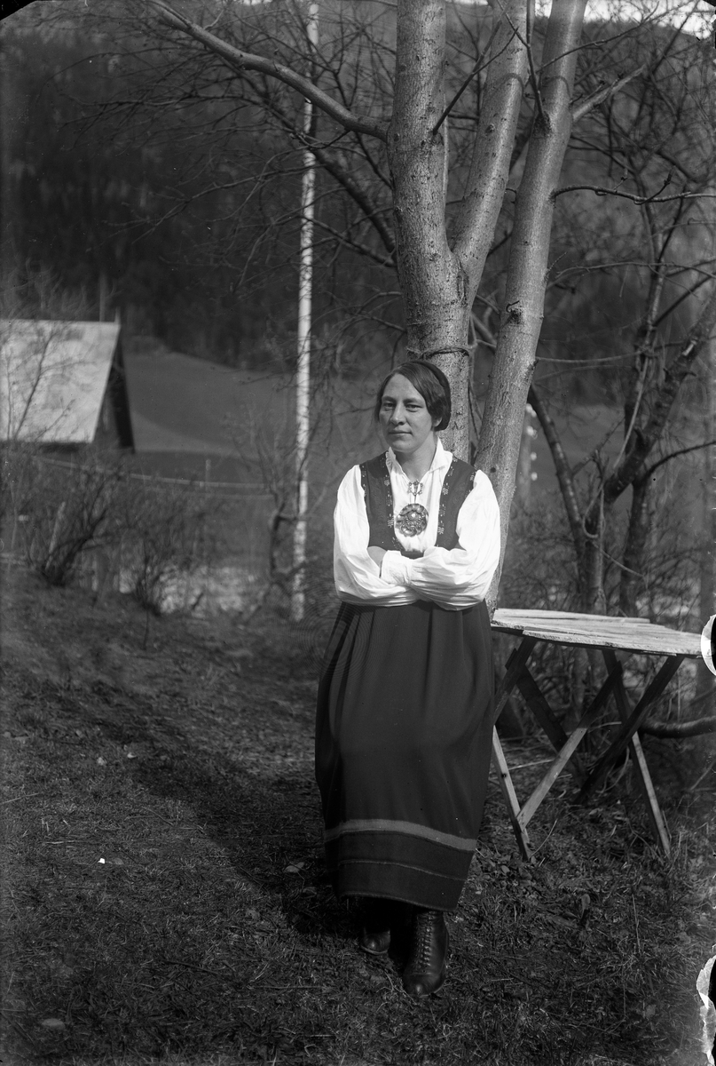 Portrett av Helvig Tveito (1893 - 1973), fotografens søster

Fotsamling etter Hans Tveito.