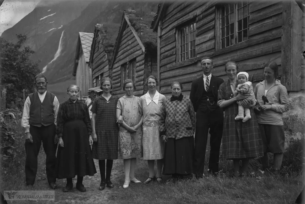 "Familien Sigmund Muri, Olden".Fra Ellingebruket på garden Myklebust i Oldedalen.