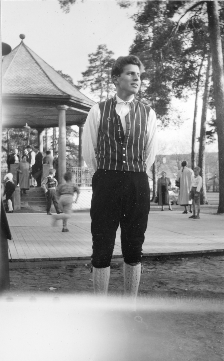Mannsbunad fra Romerike. Giver av mannsbunad MIA.00055 fotografert ved et dansestevne ca. 1960. Giver har vært aktiv i Leikarringen til Bondeungdomslaget i Oslo.
