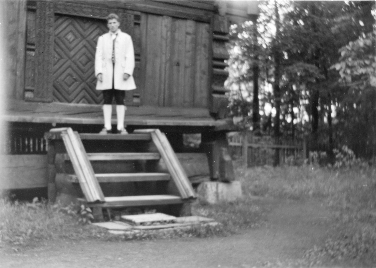 Mannsbunad fra Romerike. Giver av mannsbunad MIA.00055 fotografert ved et dansestevne ca. 1960. Giver har vært aktiv i Leikarringen til Bondeungdomslaget i Oslo.