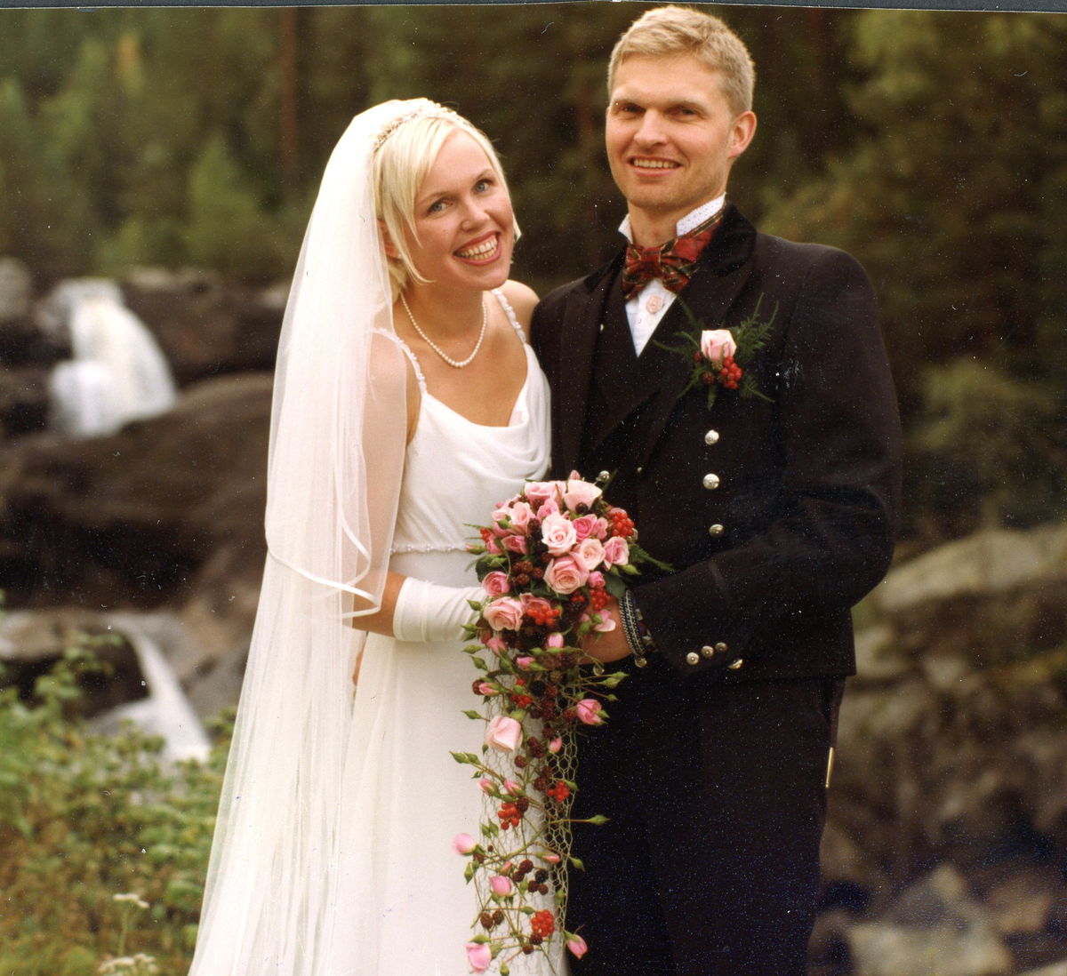 Brudebilde av Hilde-Kristin og Tor Øynebråten.