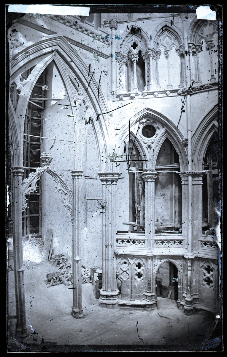 Innsiden av oktogonen og høyalteret i Nidarosdomen. Bildet er tatt mot nord-vest og viser baksiden av korbuen. Bildet er tatt under restaurering på 1870-tallet,  med stillas i bakgrunnen. Inne i koret, bak korbuen, ser vi at den kraftige midtskipsveggen mot nord ennå står oppreist. Den ble revet i 1879-80.
