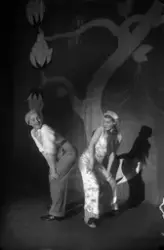 Leif Amble Næss og ikke navngitt kvinnelig skuespiller på sc