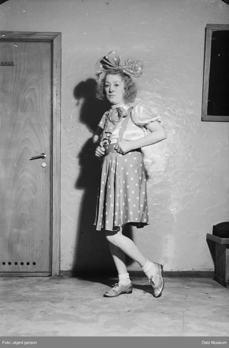 Lalla Carlsen i forestillingen "Tenk på noe annet".