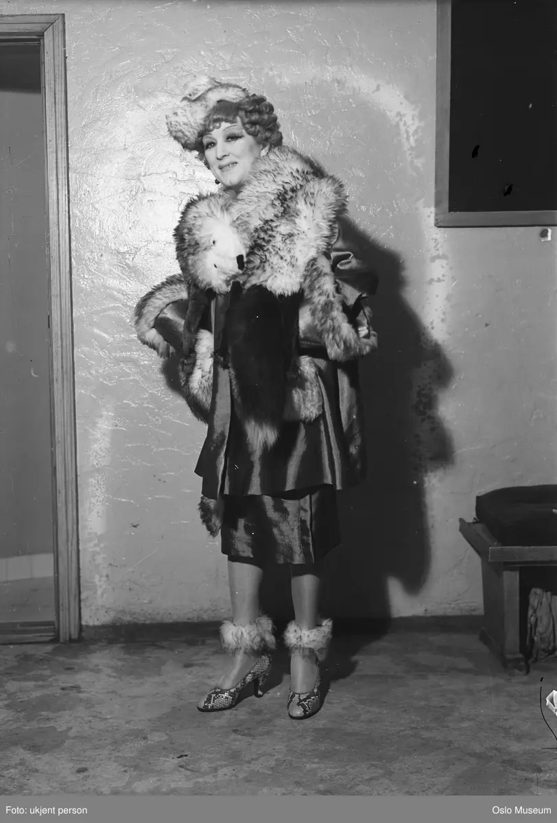 Lalla Carlsen i forestillingen "Tenk på noe annet".