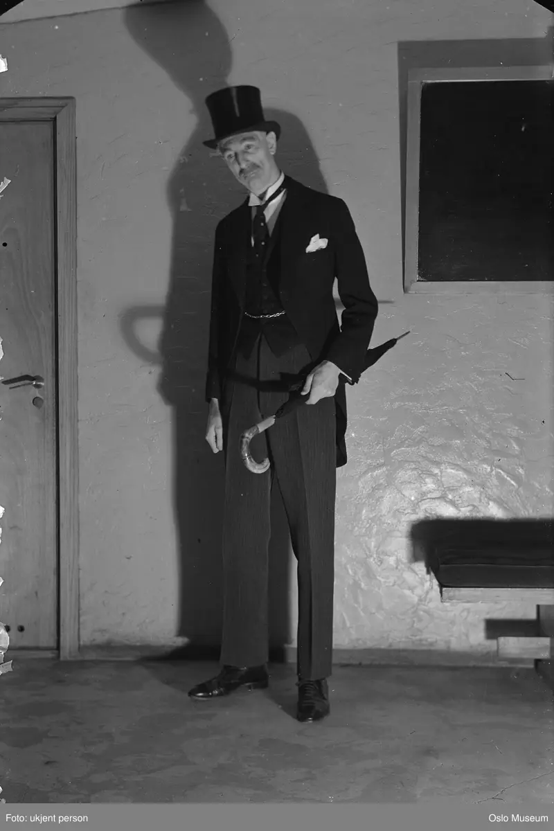 Leif Juster bak scenen i forbindelse med forestillingen "Orfeus i undergrunnen".