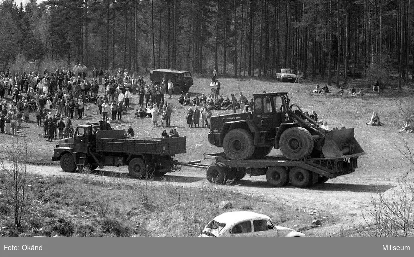 Fordonsuppvisning. Lastbil med upplastad hjullastare Volvo BM på släp.