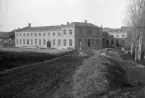 Cloettas nya fabrik i Ljungsbro under uppförande. Defekt glasnegativ som visar anläggningen från sydost. Fabriken stod klar 1902, vilket även får gälla för fototiden.