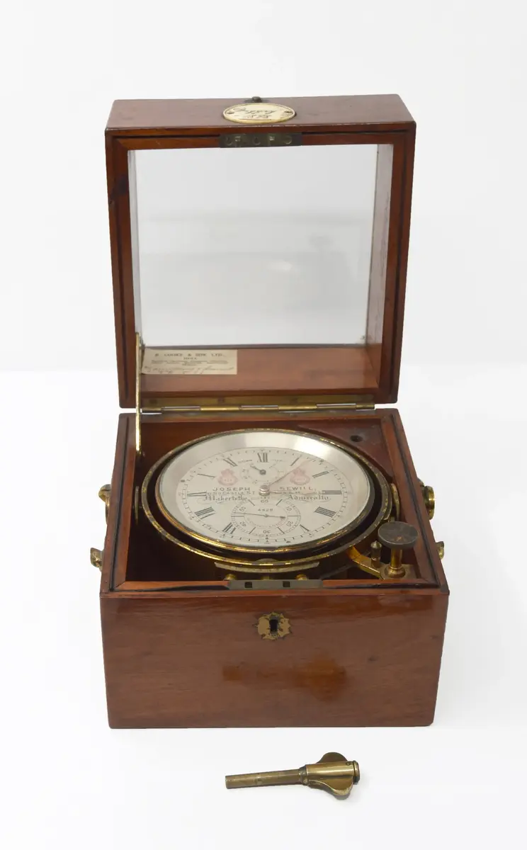 Skeppskronometer i låda av mahogny med tillhörande nyckel. Pappersetikett på insidan med följande text: "B. COOKE & SON, LTD., HULL. Nautical Opticians, Compass Adjusters, Chart Agents, Scientific Instrument Makers ".  På samma lapp, handskrivet: "Mainspring (?) & cleaned may 1937 ". 
