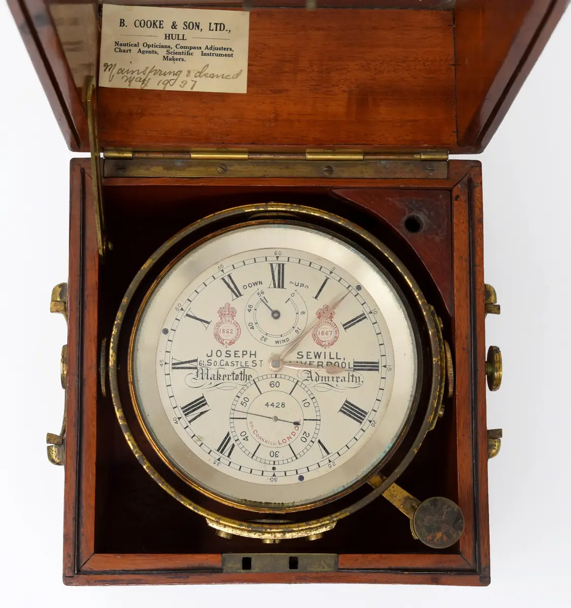 Skeppskronometer i låda av mahogny med tillhörande nyckel. Pappersetikett på insidan med följande text: "B. COOKE & SON, LTD., HULL. Nautical Opticians, Compass Adjusters, Chart Agents, Scientific Instrument Makers ".  På samma lapp, handskrivet: "Mainspring (?) & cleaned may 1937 ". 