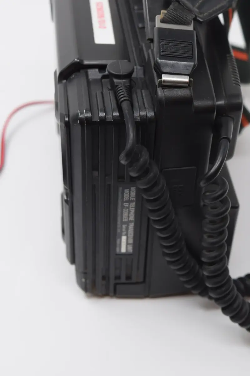 Mobiltelefon Panasonic med tillhörande nätaggregat (se M26070_B).