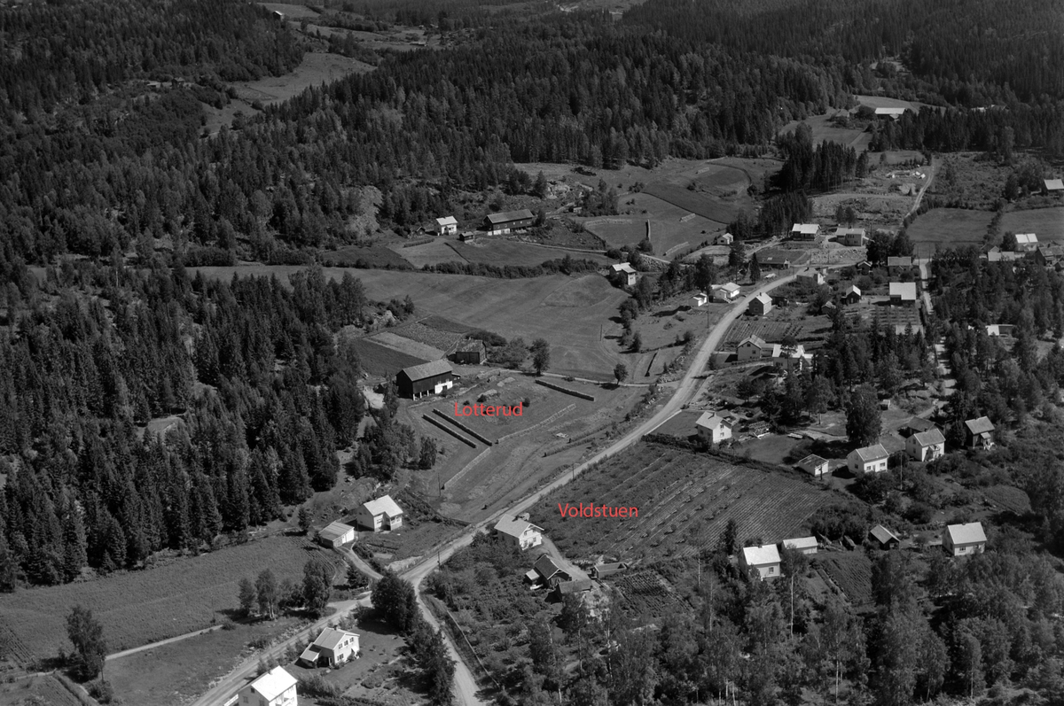 Flyfoto av bebyggelse ved Pinnerudvegen, Moelv, Ringsaker. Lotterud, Volstuen,