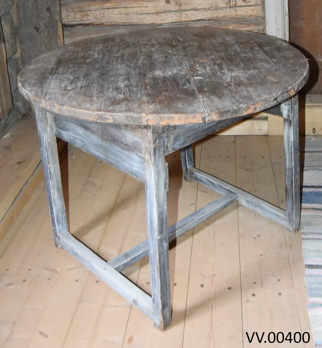 Form: Rund bordplate, rektangulær fot
