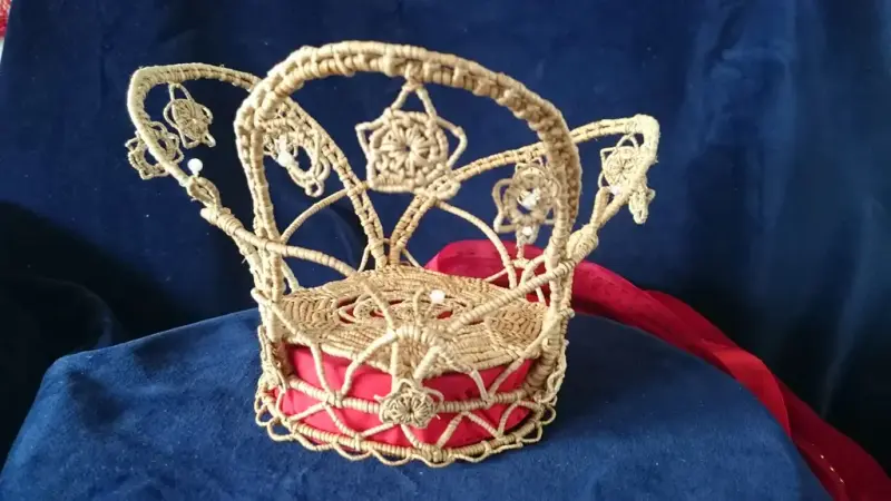 Brudekrone laget av bjørketeger